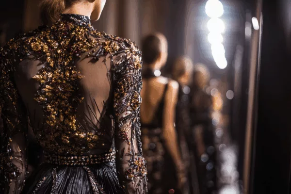 Détail de mode haute couture lors d'un défilé