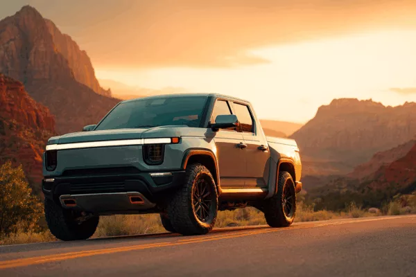 Pick-up électrique futuriste dans un paysage désertique