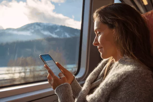 Femme consultant son smartphone dans un train grande vitesse
