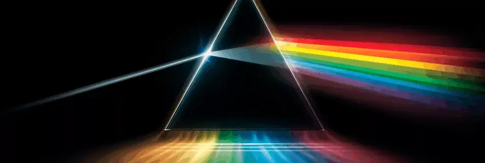 Prisme de cristal décomposant la lumière en spectre arc-en-ciel