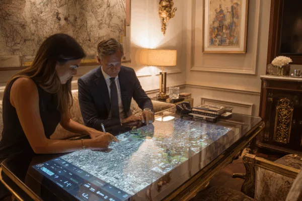 Collaboration autour d'une table tactile numérique géante