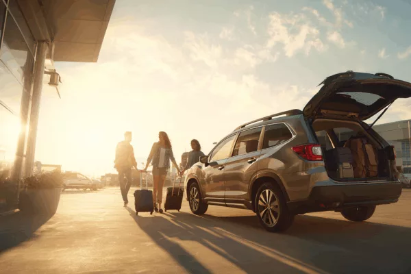 Famille chargeant des bagages dans une voiture moderne