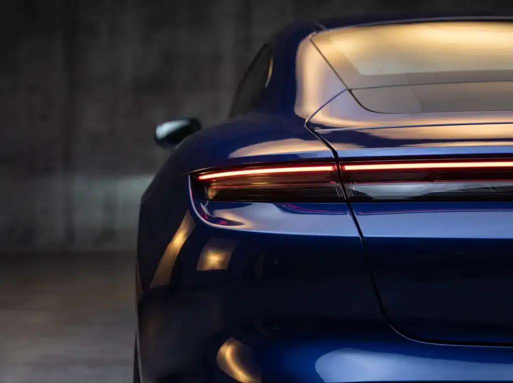 Détail de la ligne arrière et de la signature lumineuse d'une voiture électrique premium