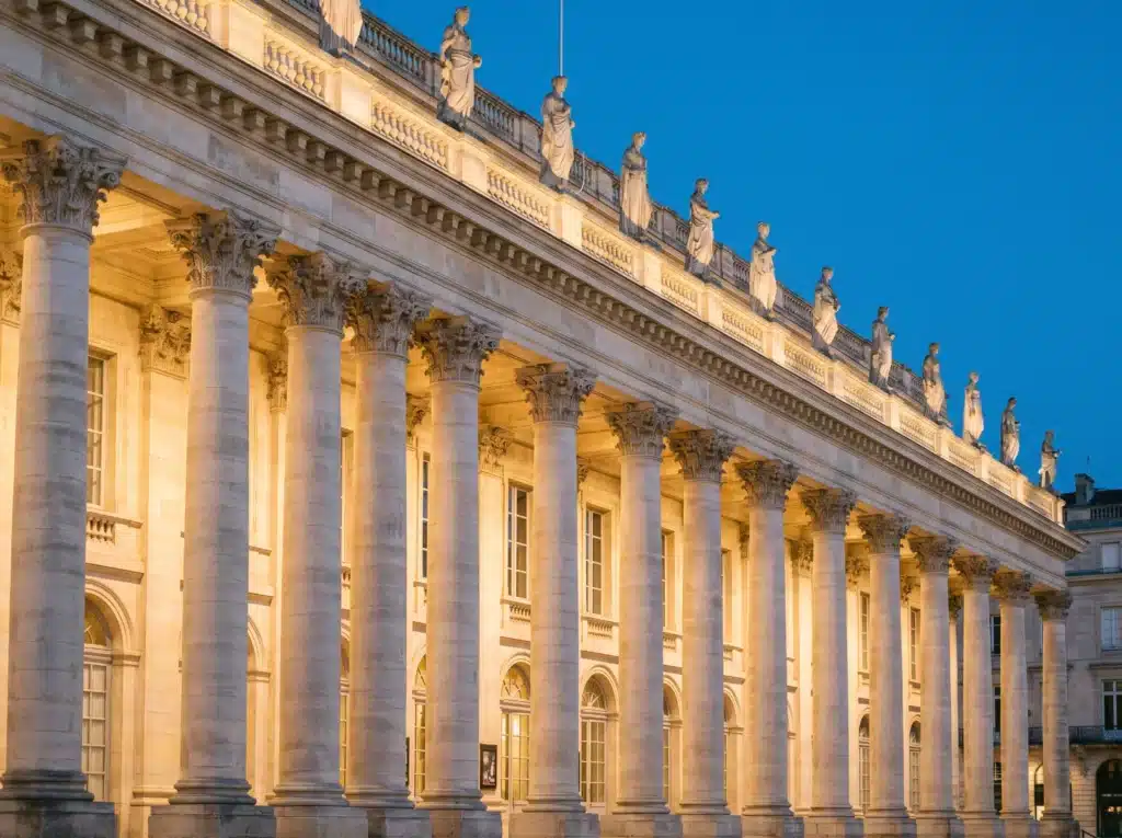 Colonnade du Grand-Théâtre de Bordeaux illuminée à la tombée de la nuit