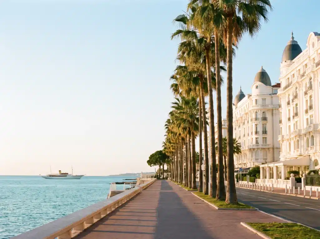 Promenade de la Croisette bordée de palmiers et façades Belle Époque à Cannes